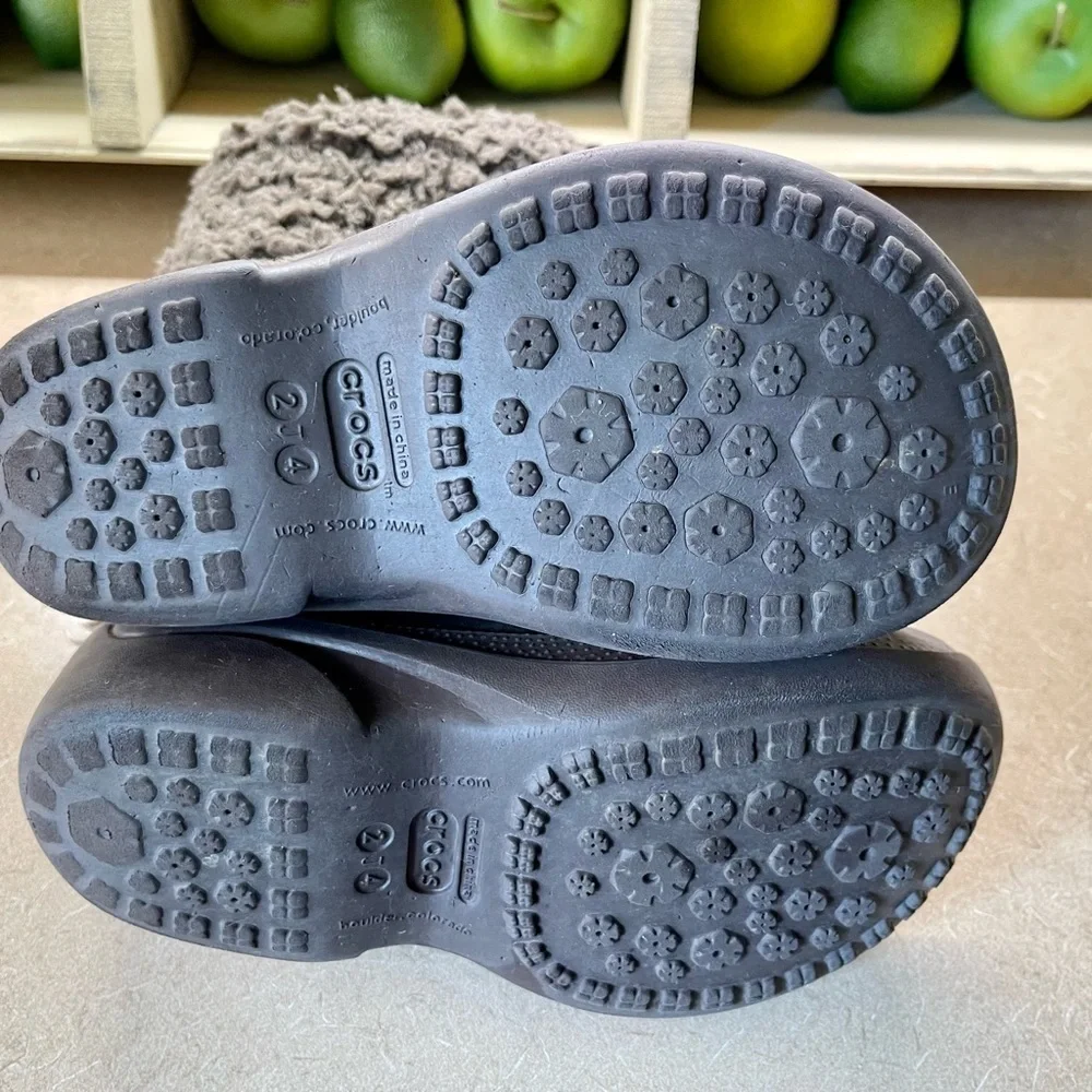 CROCS FOR GIRLS, SHEEPS WOOL CUFF.